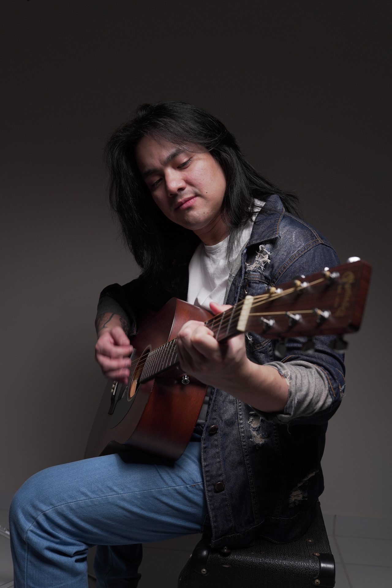 Klinger Maxwell tocando guitarra ao vivo no palco